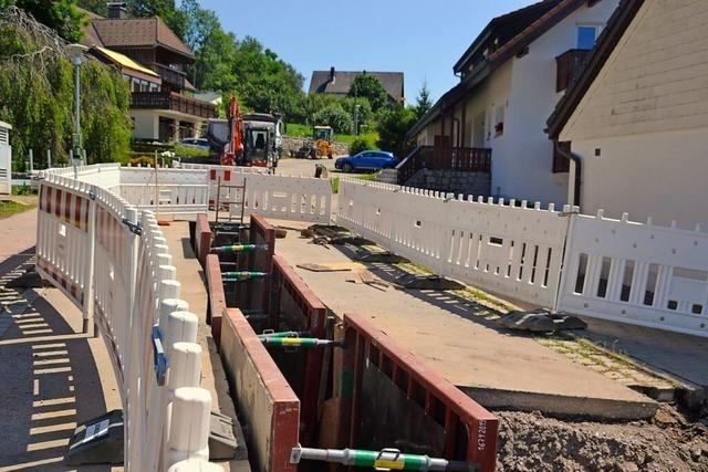 Bei den Bauarbeiten zur Nahwrmeversorgung und beim Breitbandausbau in Husern ist Hitze ist derzeit ein groes Problem