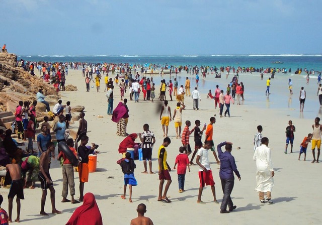 Der  Lido Strand in Modadischu ist ein...n wurde er Ziel eines Terroranschlags.  | Foto: Mohamed Odowa (dpa)