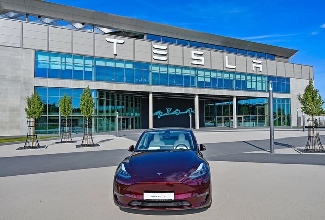 Ein Elektrofahrzeug vom Typ Teslas Mod... Tesla-Gigafactory Berlin-Brandenburg.  | Foto: Patrick Pleul (dpa)