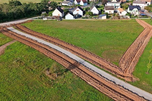 Landwirte im Elsass haben Grben um eine Wiese gepflgt, um Wohnwgen fernzuhalten