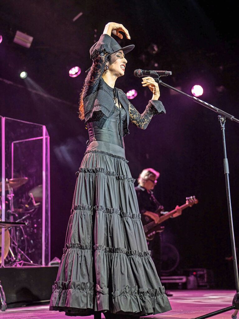 Schwarzer Hut, schwarzes Kleid und rote Lippen: Marisa Monte ist bekannt fr eine kraftvolle Bhnenprsenz.