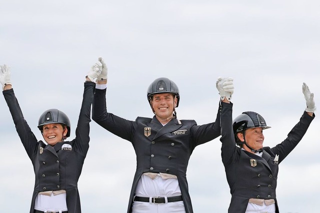 Deutschlands Jessica von Bredow-Werndl...jubeln bei der Siegerehrung ber Gold.  | Foto: Rolf Vennenbernd (dpa)