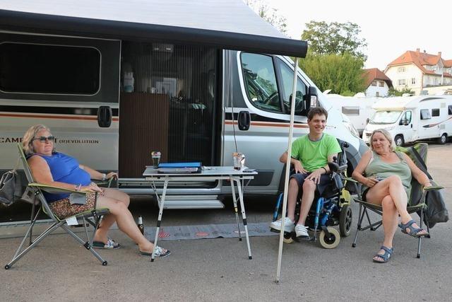 Beim Wohnmobil-Stellplatz in Bonndorf suchen Urlauber Abkhlung – und eine Kuckucksuhr