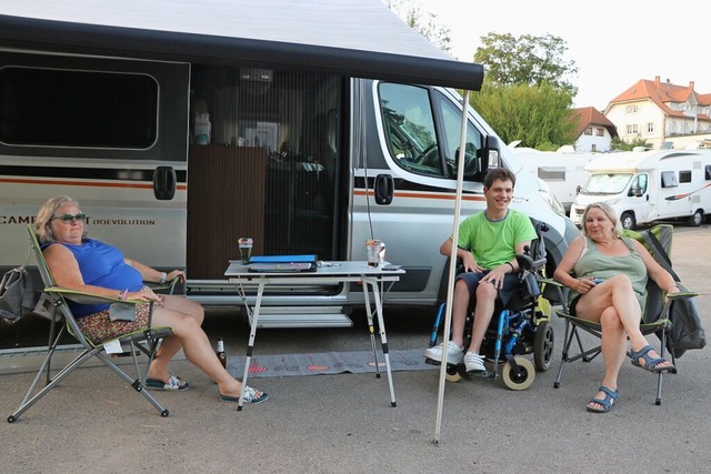 Chris Caswell und ihr Sohn Elliot (von...d wollen hier eine Kuckucksuhr kaufen.  | Foto: Martha Weishaar