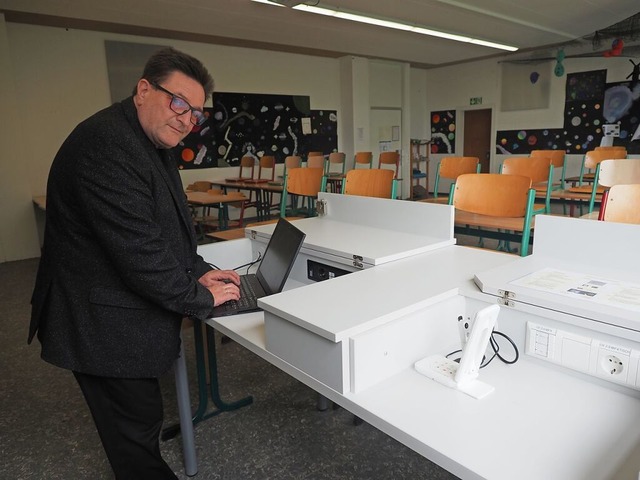 Direktor Volker Habermaier zeigt einen...len Tische im Georg-Bchner-Gymnasium.  | Foto: Boris Burkhardt