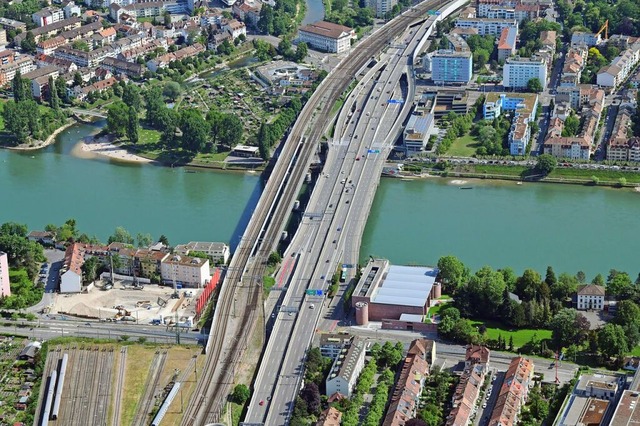 Die Schwarzwaldbrcke fhrt, von der d...seine Folgen sind in Basel umstritten.  | Foto: Erich Meyer