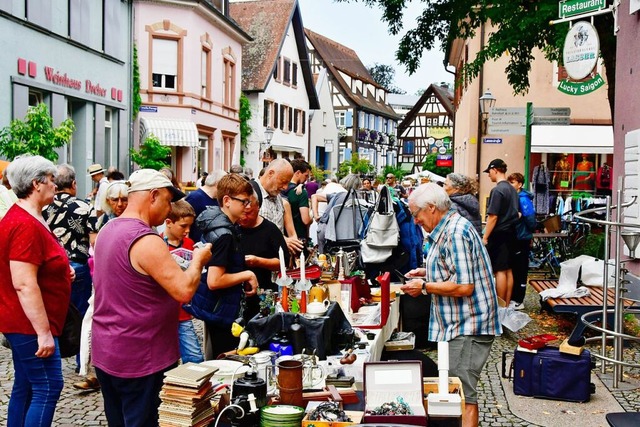 Feilschen, handeln, kaufen: Die 100. A...markts entwickelte sich zum Volksfest.  | Foto: Dieter Erggelet