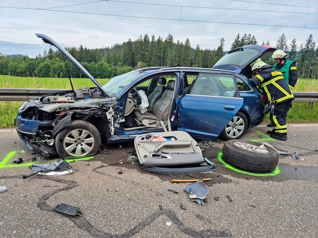 2,5 Stunden waren die Einsatzkrfte mi...der Bergung der Fahrzeuge beschftigt.  | Foto: kamera24