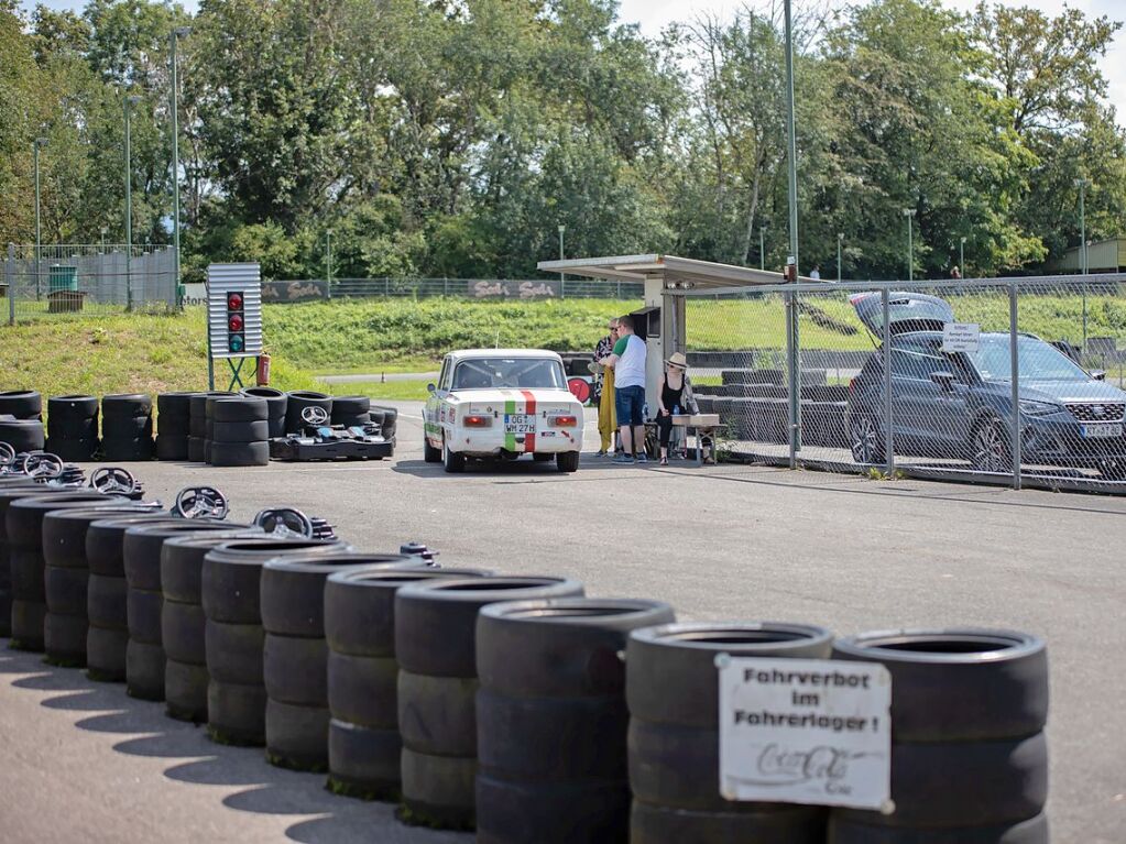 Die Tour am Freitag fhrte gleich zu Beginn ber die Kartbahn bei Teningen.