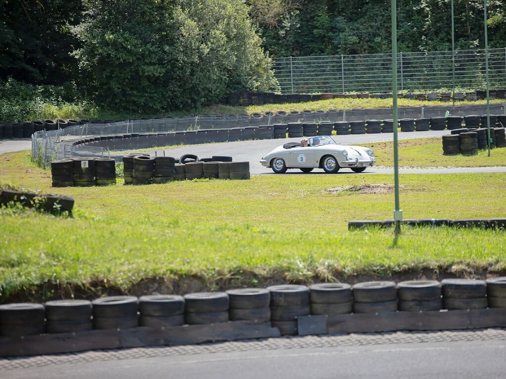 Die Tour am Freitag fhrte gleich zu Beginn ber die Kartbahn bei Teningen.