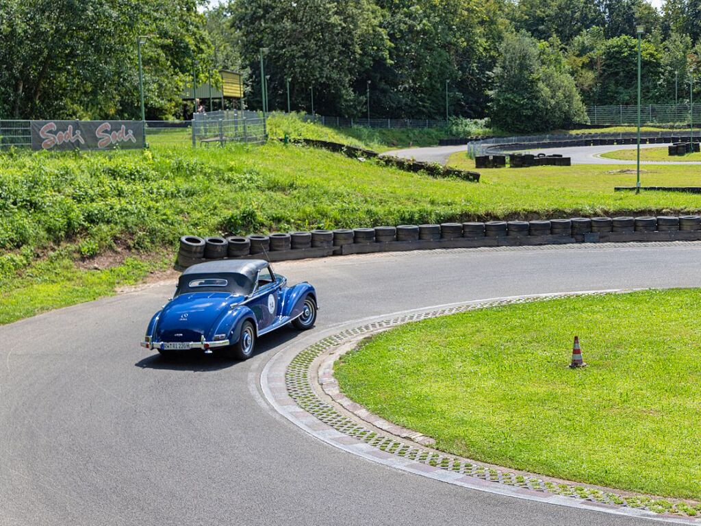 Die Tour am Freitag fhrte gleich zu Beginn ber die Kartbahn bei Teningen.