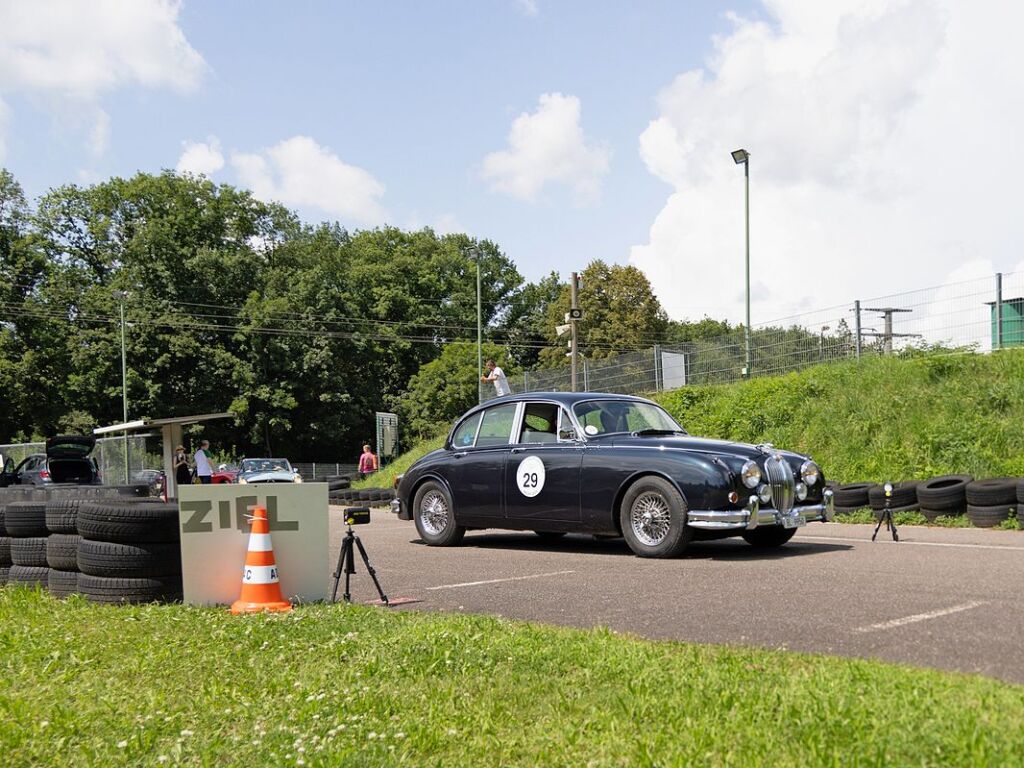 Die Tour am Freitag fhrte gleich zu Beginn ber die Kartbahn bei Teningen.