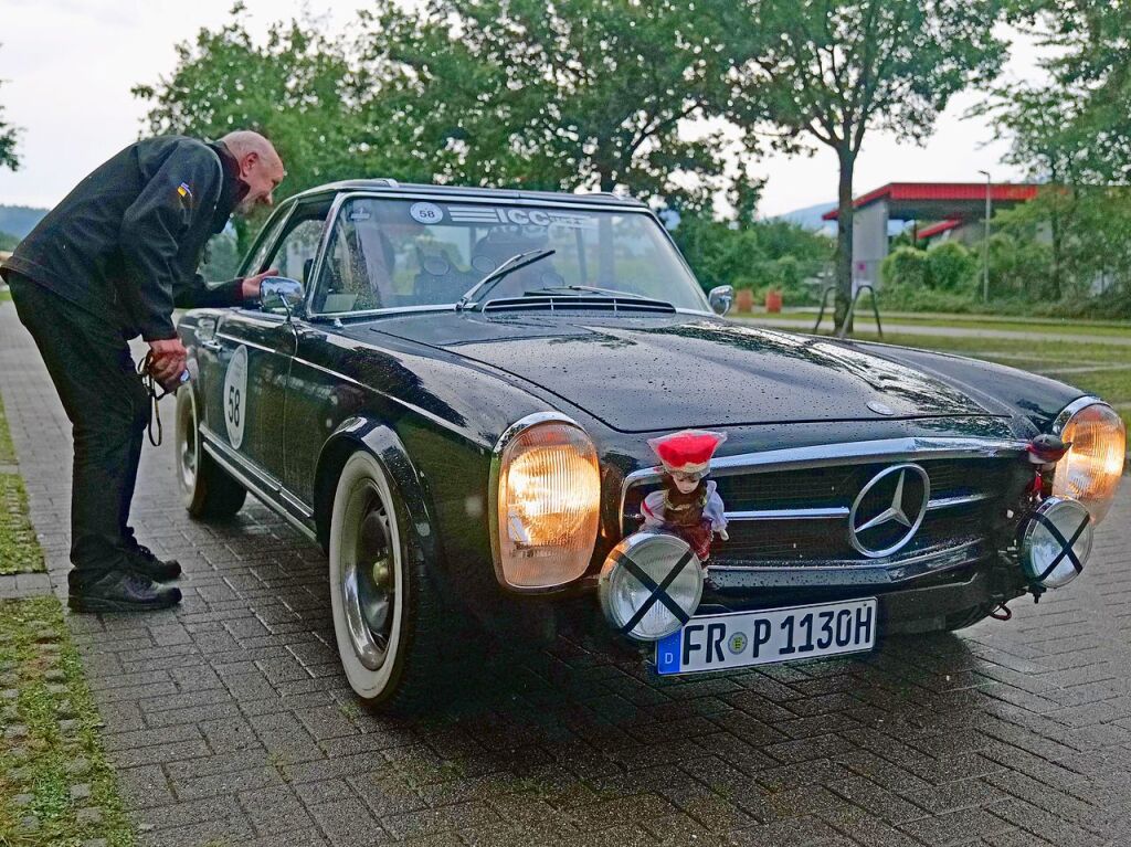 Stempelkontrolle auf dem Sportgelnde in Stegen. Anschlieend ging es bei Regen weiter zum Freiburger Mnsterplatz