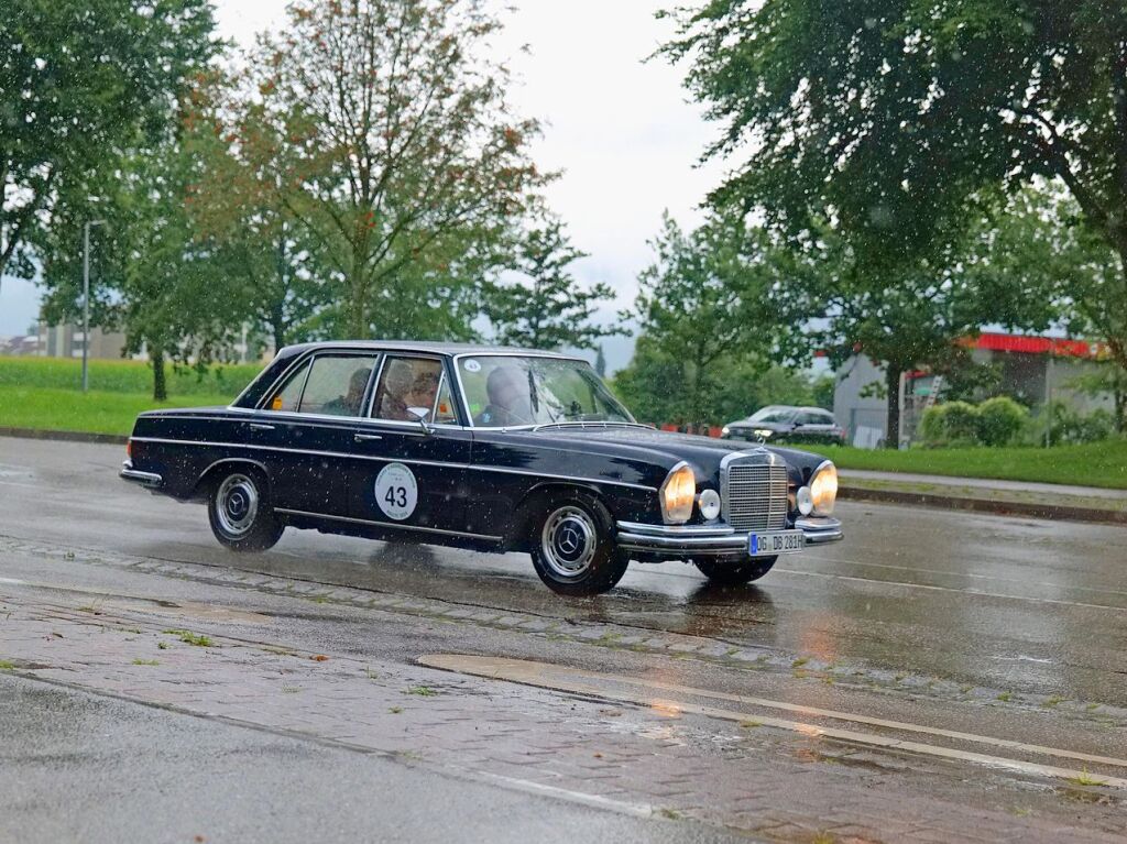 Stempelkontrolle auf dem Sportgelnde in Stegen im Dreisamtal: Die Tour fhrte am Freitag von Freiburg ber Emmendingen und das Kinzigtal und Dreisamtal zurck nach Freiburg.