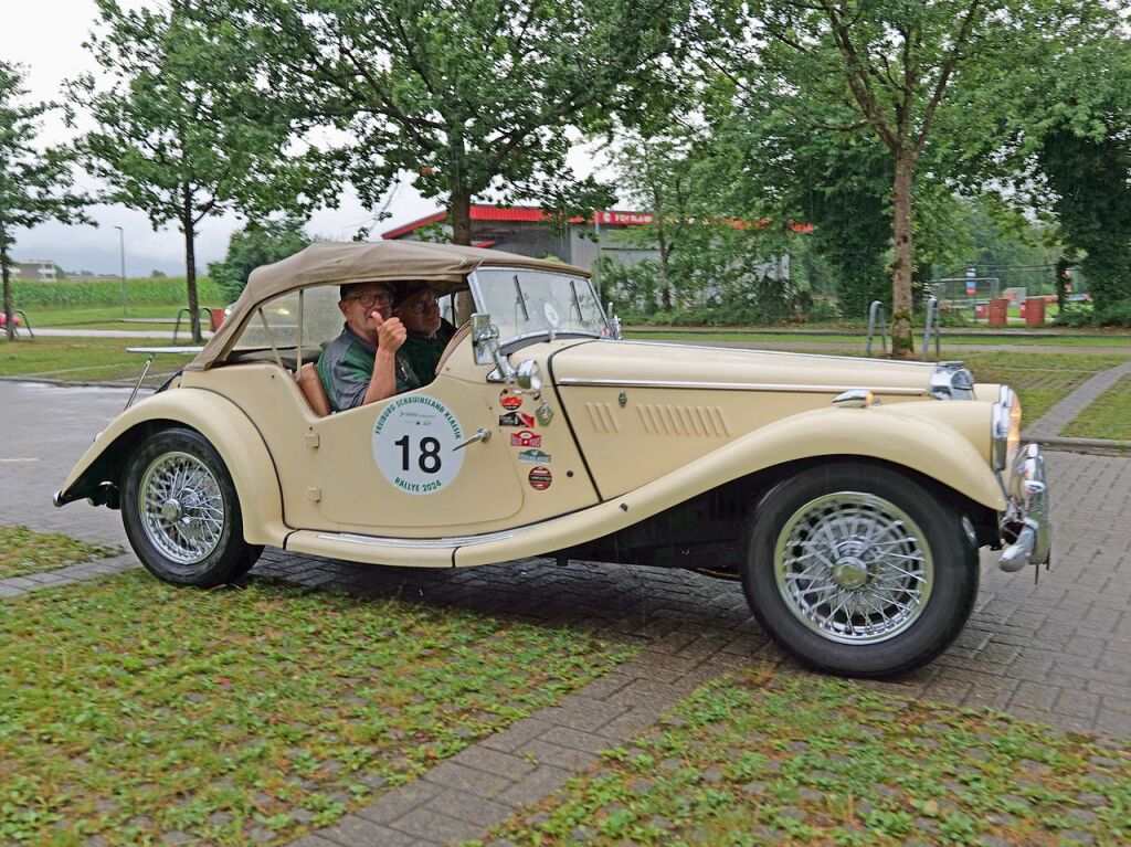 Stempelkontrolle auf dem Sportgelnde in Stegen im Dreisamtal: Die Tour fhrte am Freitag von Freiburg ber Emmendingen und das Kinzigtal und Dreisamtal zurck nach Freiburg.