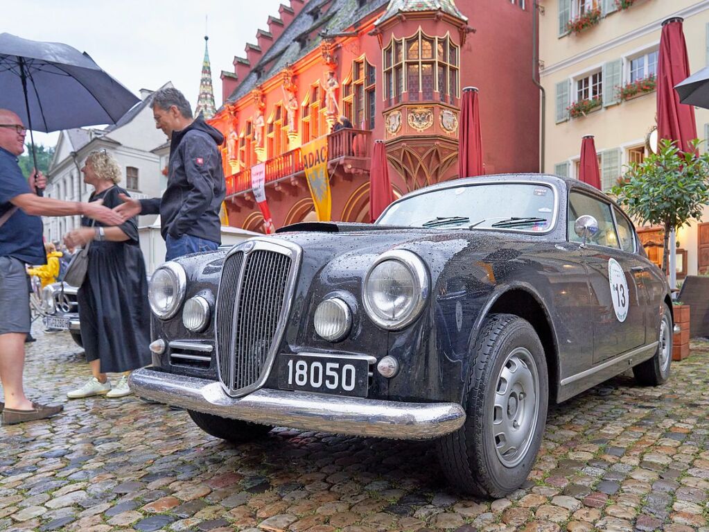 Oldtimer und Autofans am Mnsterplatz in Freiburg