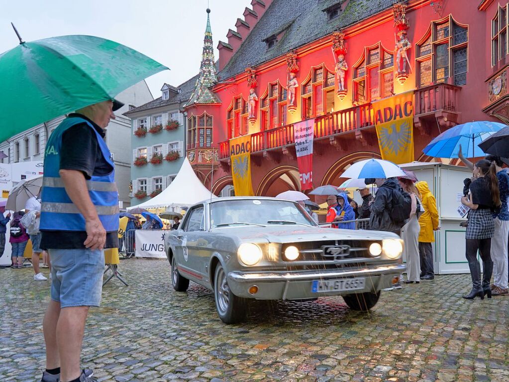 Oldtimer und Autofans am Mnsterplatz in Freiburg