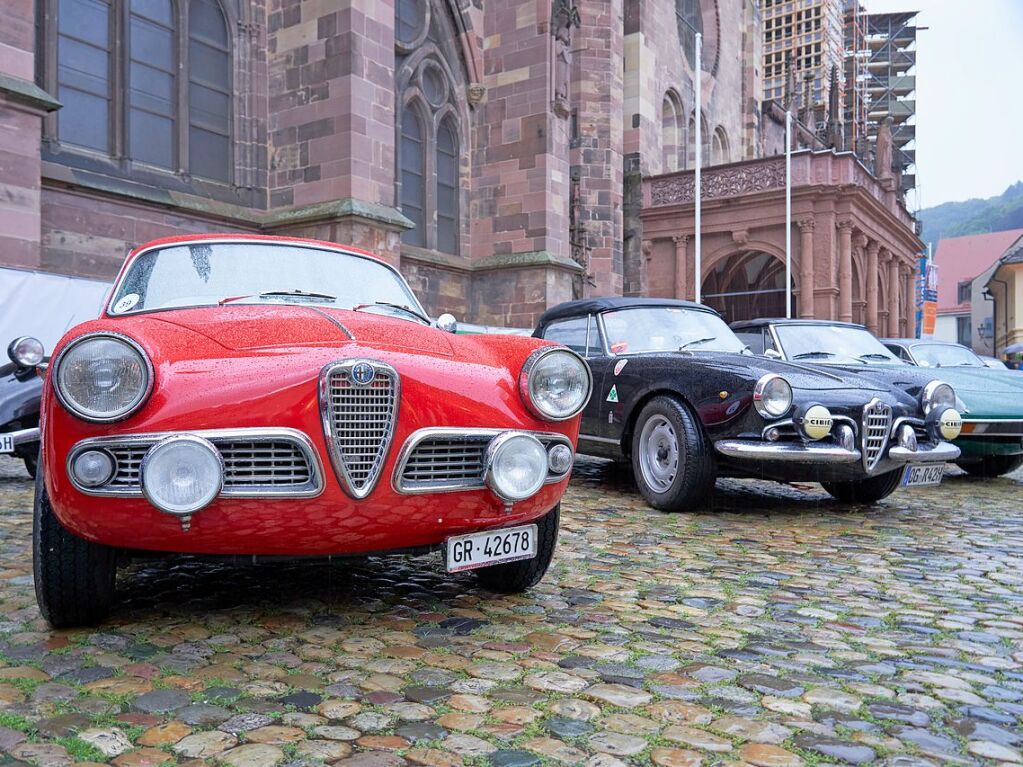 Oldtimer und Autofans am Mnsterplatz in Freiburg