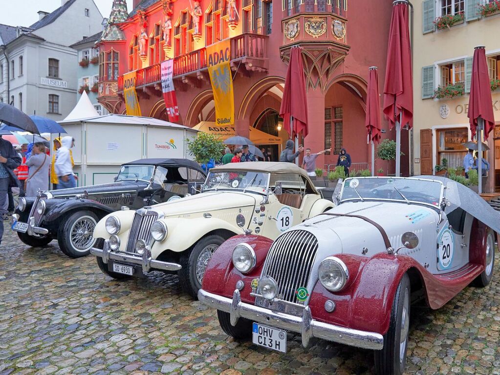 Oldtimer und Autofans am Mnsterplatz in Freiburg