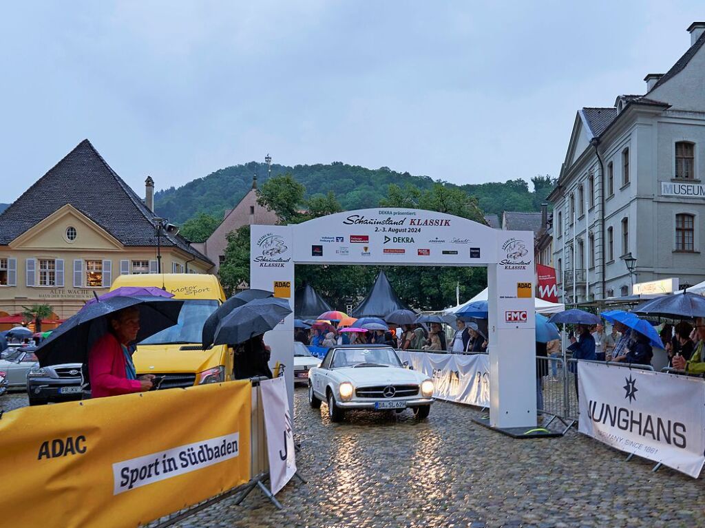 Oldtimer und Autofans am Mnsterplatz in Freiburg