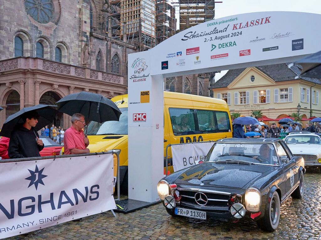 Oldtimer und Autofans am Mnsterplatz in Freiburg