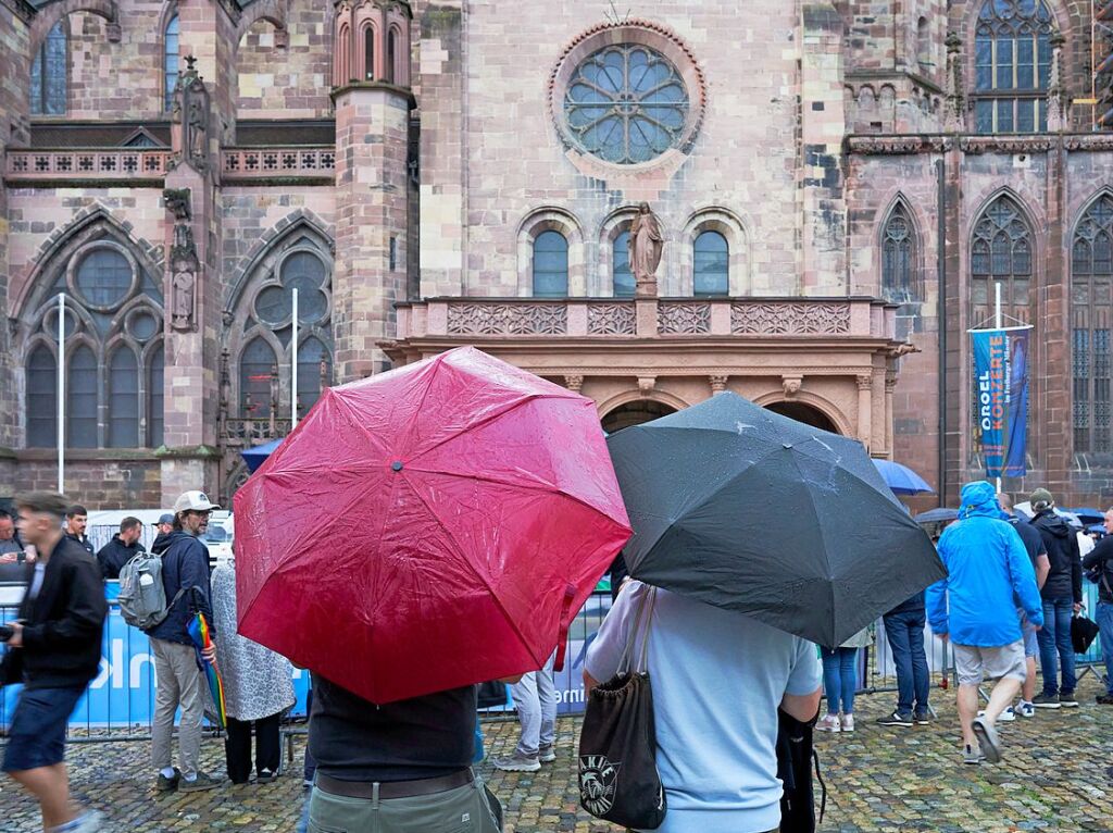 Oldtimer und Autofans am Mnsterplatz in Freiburg