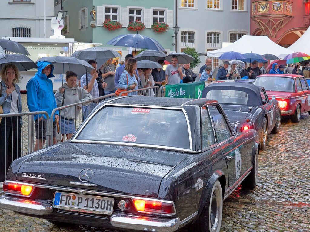 Oldtimer und Autofans am Mnsterplatz in Freiburg