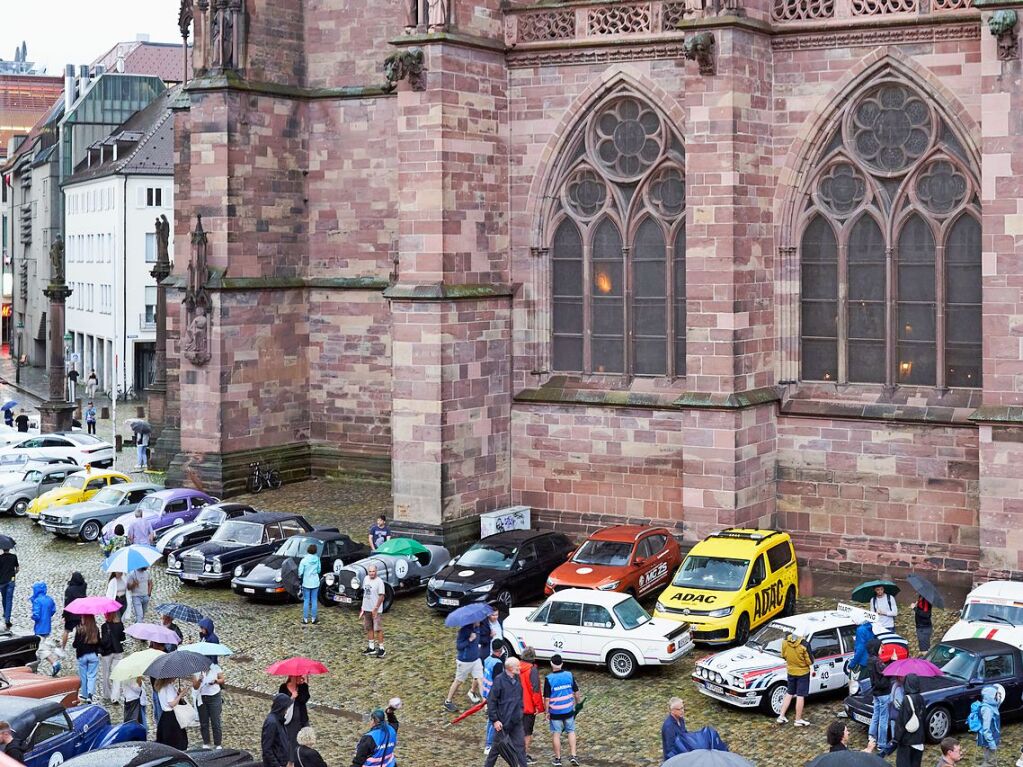 Oldtimer und Autofans am Mnsterplatz in Freiburg