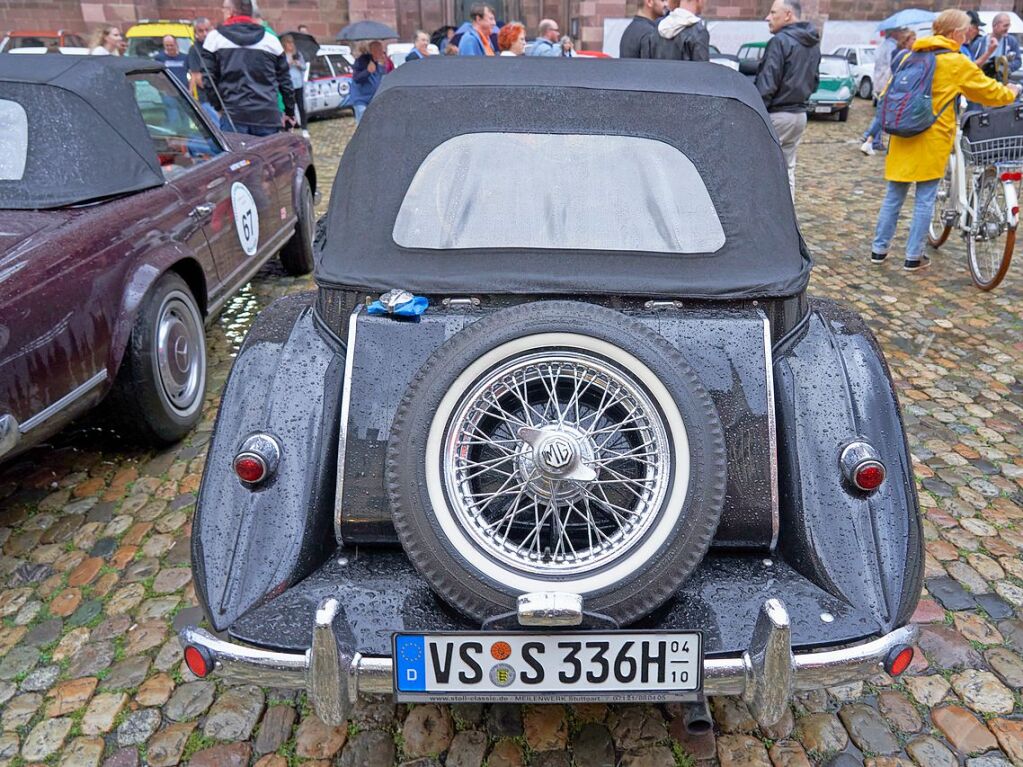 Oldtimer und Autofans am Mnsterplatz in Freiburg