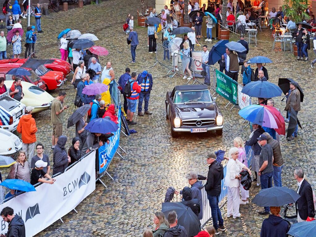 Oldtimer und Autofans am Mnsterplatz in Freiburg