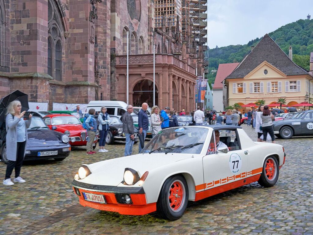 Oldtimer und Autofans am Mnsterplatz in Freiburg