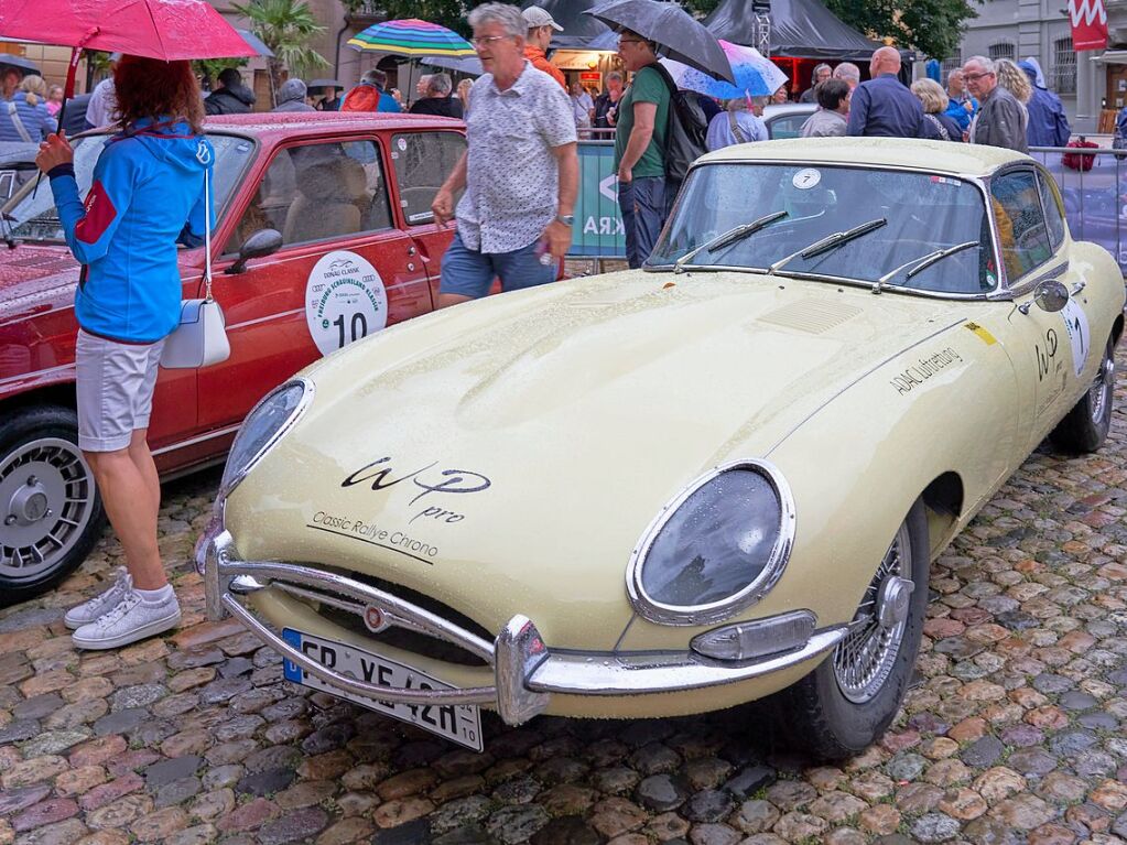 Oldtimer und Autofans am Mnsterplatz in Freiburg