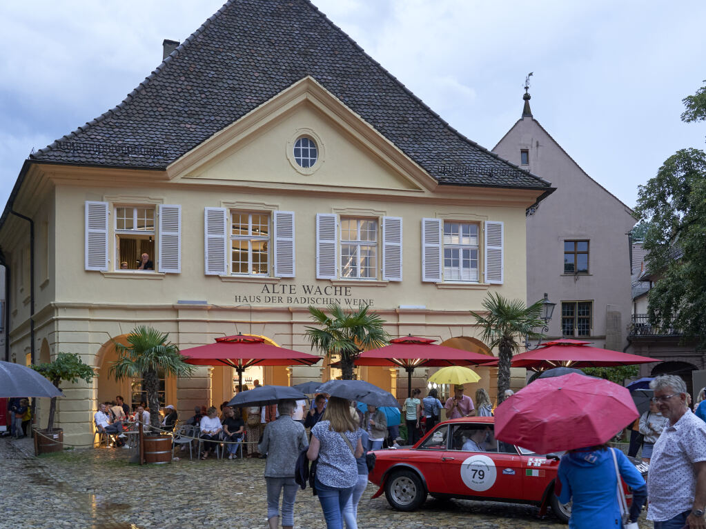 Oldtimer und Autofans am Mnsterplatz in Freiburg