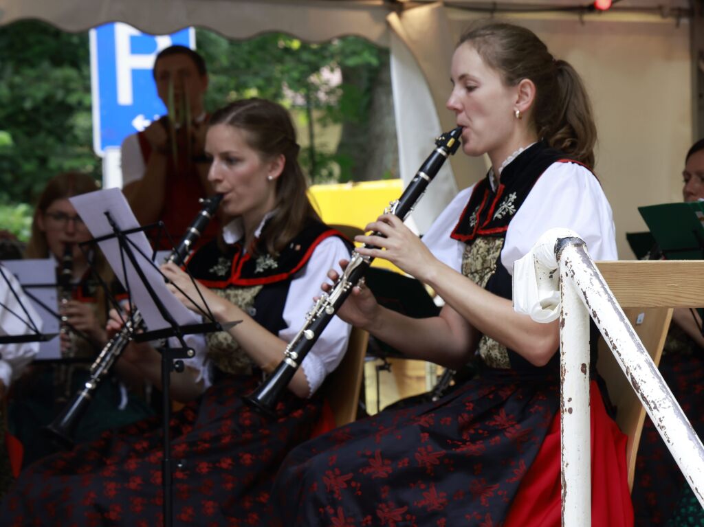 Umzug, Krnung, Erffnung – beim Markgrfler Weinfest, wei man, was man bekommt: eine neue Weinprinzessin und 300 verschiedene Tropfen aus der Region. Bis Montag wird nun gefeiert.