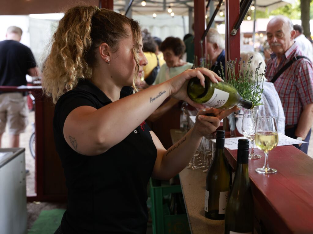 Umzug, Krnung, Erffnung – beim Markgrfler Weinfest, wei man, was man bekommt: eine neue Weinprinzessin und 300 verschiedene Tropfen aus der Region. Bis Montag wird nun gefeiert.