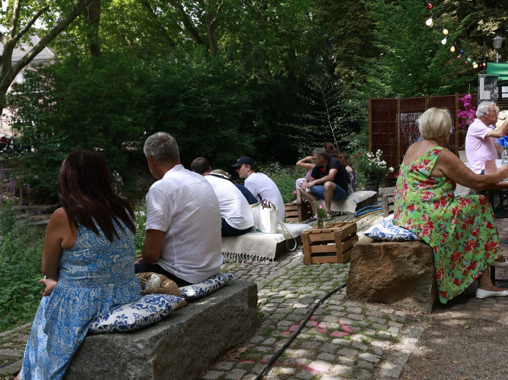 Umzug, Krnung, Erffnung – beim Markgrfler Weinfest, wei man, was man bekommt: eine neue Weinprinzessin und 300 verschiedene Tropfen aus der Region. Bis Montag wird nun gefeiert.