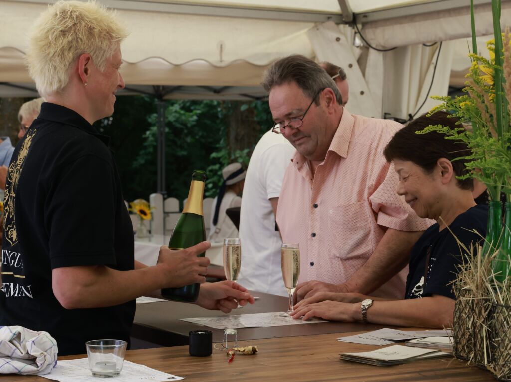 Umzug, Krnung, Erffnung – beim Markgrfler Weinfest, wei man, was man bekommt: eine neue Weinprinzessin und 300 verschiedene Tropfen aus der Region. Bis Montag wird nun gefeiert.