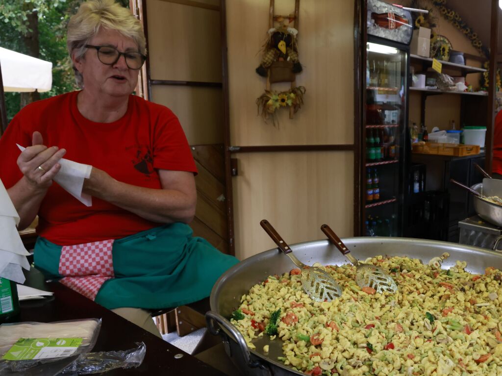 Umzug, Krnung, Erffnung – beim Markgrfler Weinfest, wei man, was man bekommt: eine neue Weinprinzessin und 300 verschiedene Tropfen aus der Region. Bis Montag wird nun gefeiert.