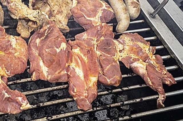 Weniger Fleisch wrde helfen.  | Foto: Frank Rumpenhorst (dpa)