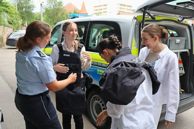 Eine Polizistin half den jungen Frauen dabei, die Schutzausrstung anzuziehen.  | Foto: Franziska Kleintges