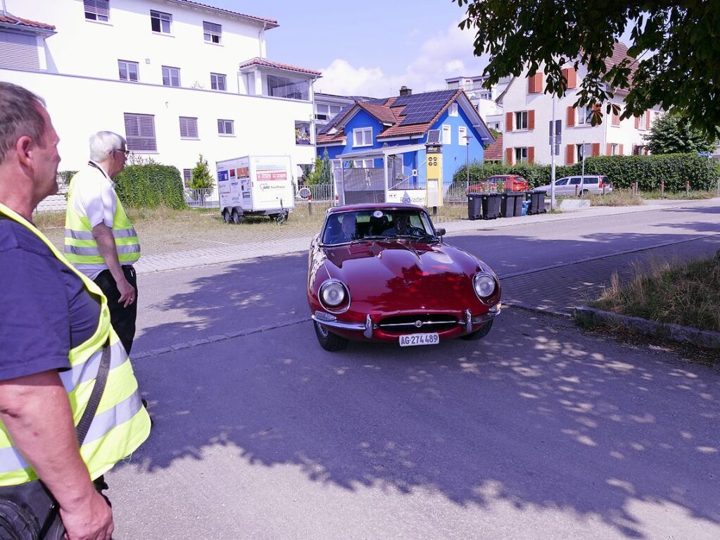 Die ersten Fahrzeuge treffen kurz vor 12 Uhr auf dem Festplatz in Bad Sckingen ein. Hier Startnummer 6 - ein Jaguar E-Type S, 5FHC von 1968.