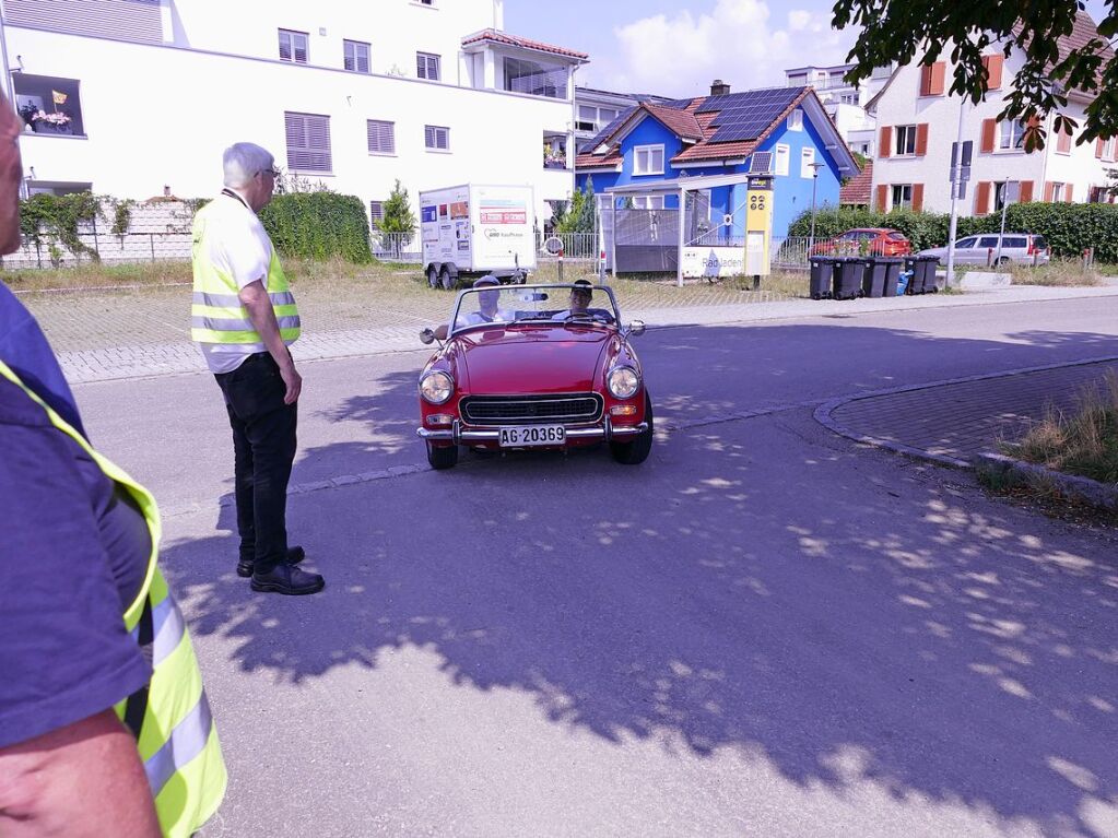 Kurz nach 12 Uhr weisen die Helfer weitere Fahrzeuge ein. Hier Startnummer 8 - ein MG Midget MKIII von 1970.