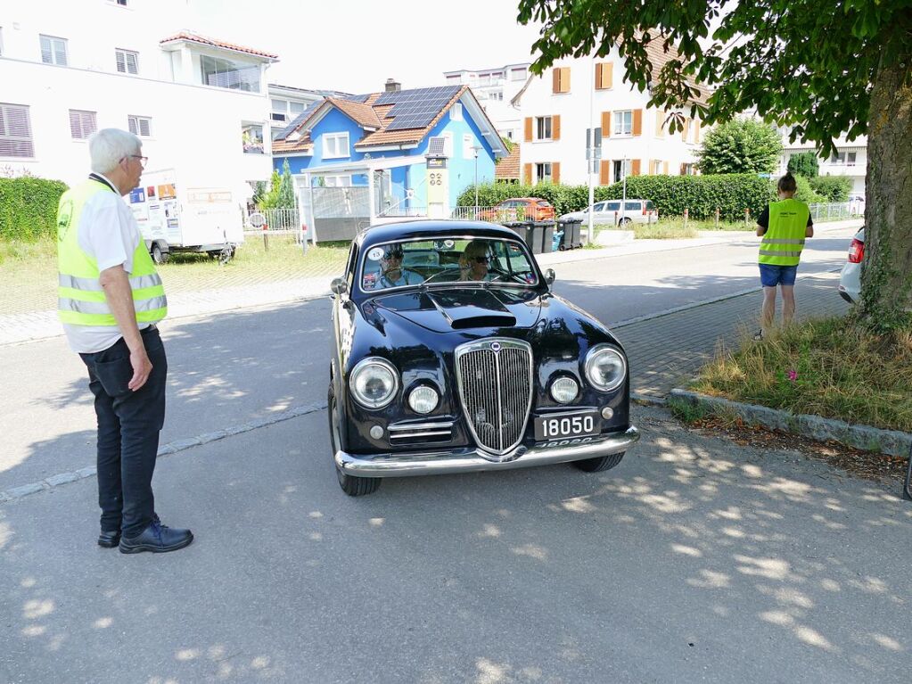 Die ersten Fahrzeuge treffen auf dem Festplatz in Bad Sckingen ein. Hier Startnummer 13 - ein Lancia Aurelia B20 aus den 1950ern.