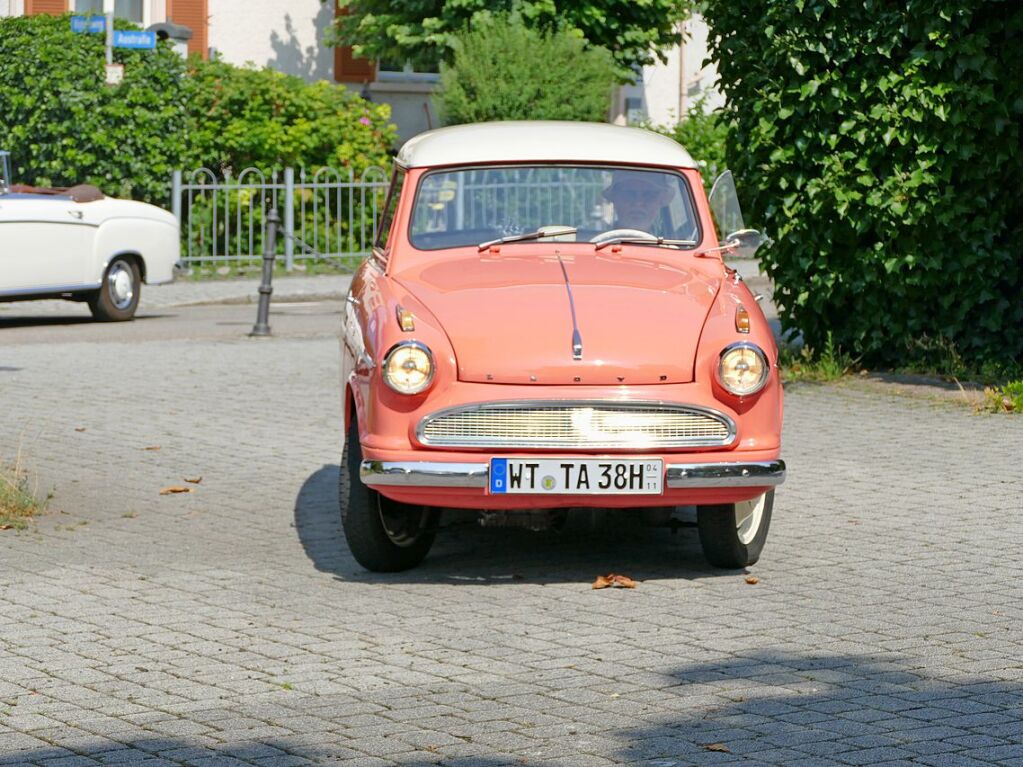 Die weitere Fahrzeuge treffen auf dem Festplatz in Bad Sckingen ein. Ein Lloyd Alexander TS von 1958 - ohne Startnummer.