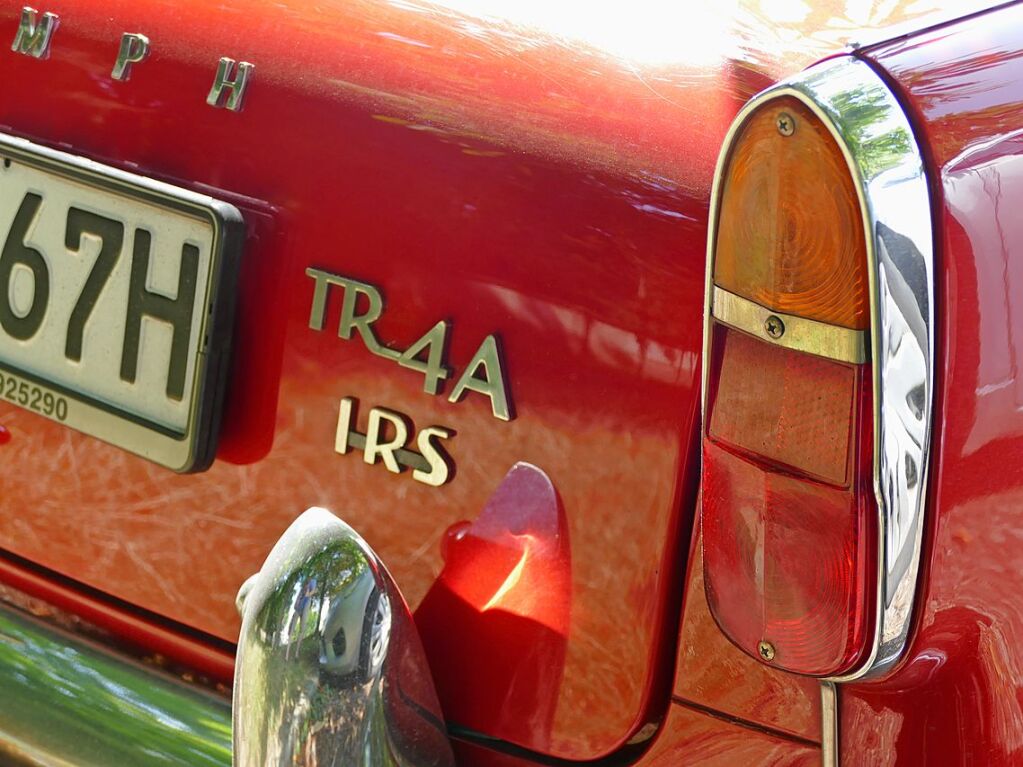 Die Startnummer 1 hatte bereits ein Pltzchen im Schatten auf dem Festplatz in Bad Sckingen gefunden: ein Triumph TR4A IRS.