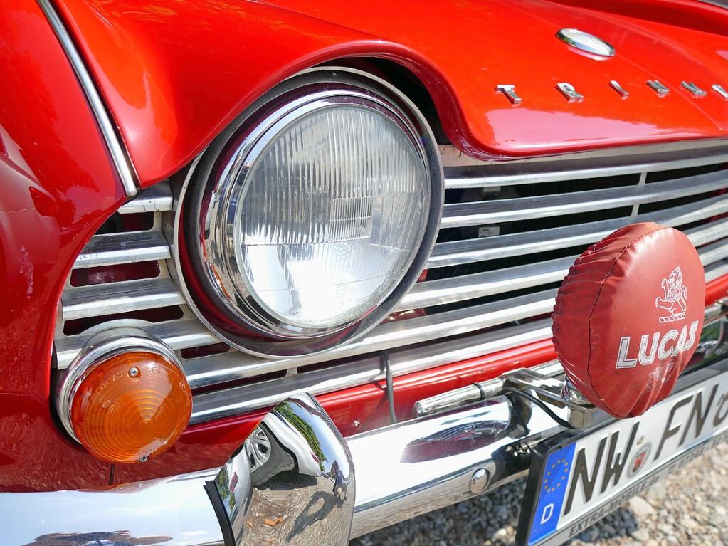 Die Startnummer 1 hat bereits ein Pltzchen im Schatten auf dem Festplatz in Bad Sckingen gefunden. Ein Triumph TR4A IRS - mit Lucas-Zusatzscheinwerfern - damals ein gngiges Zubehr.