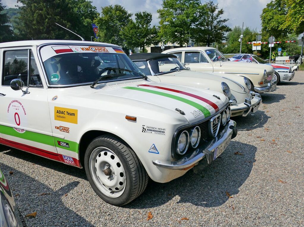 Ein Alfa Romeo Giulia vom ADAC Team Sdbaden - das Auto ist rallyeerprobt. Auch bei der 11. Paul-Pietsch-Classik im Mai 2024. BZ berichtete. Dahinter ein 1961er Porsche 356 Roadster und ein 1967er Volvo Amazon P121.