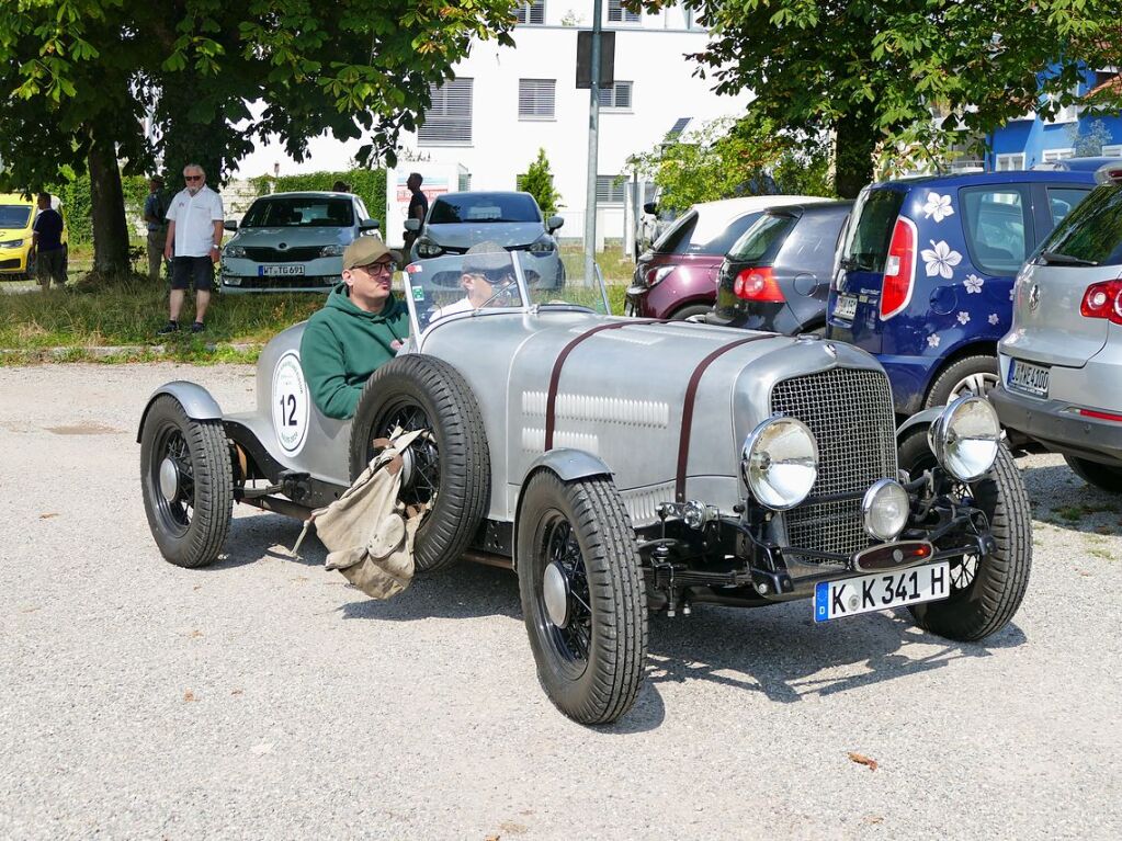 Der lteste Oldtimer der Schauinslandklassik ist 91 Jahre alt und von 1933 - ein Plymouth PD-Special - ein Einzelstck. Das Gepck findet hinter dem Sitz und am Ersatzrad Platz. Eben gemtlich.