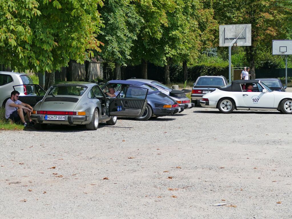 Vier 911er Porsche auf einmal - Vater und Sohn-Gespann Peter Christoph und Sohn Gero Wolff mit einem 1988er 911 Carrera, der 1987er 911er als Cabrio, der 1988er 911 Carrera mit Entenbrzel und der weie 911er Targa von 1980 (von links).