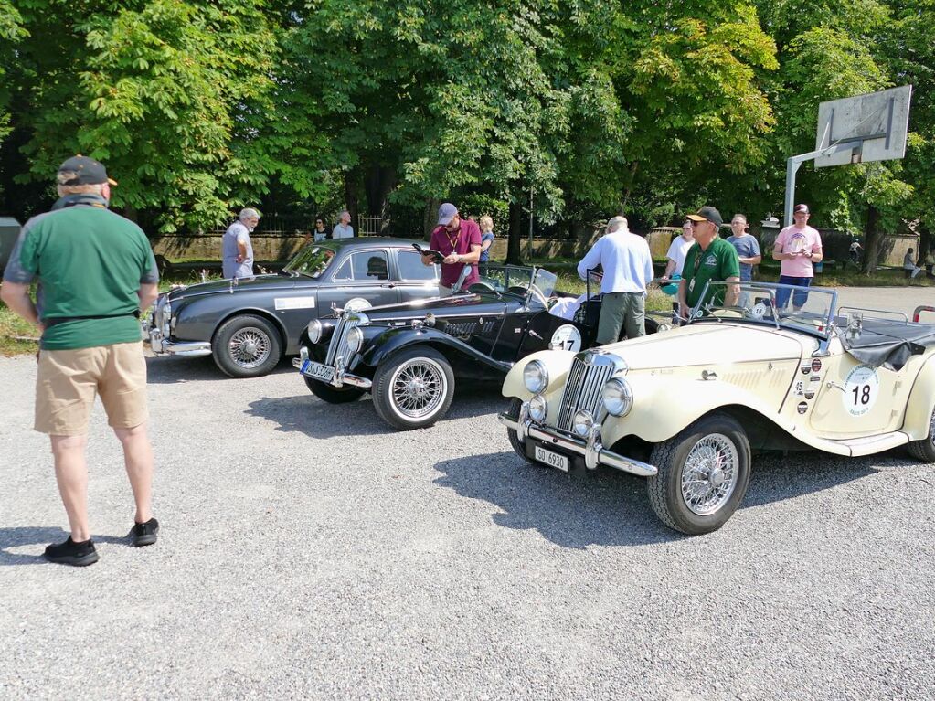 Drei Briten - zwei MG TF 1500 von 1500 von 1955, dahinter ein zwei Jahre jngerer Jaguar MK1 von 1957.